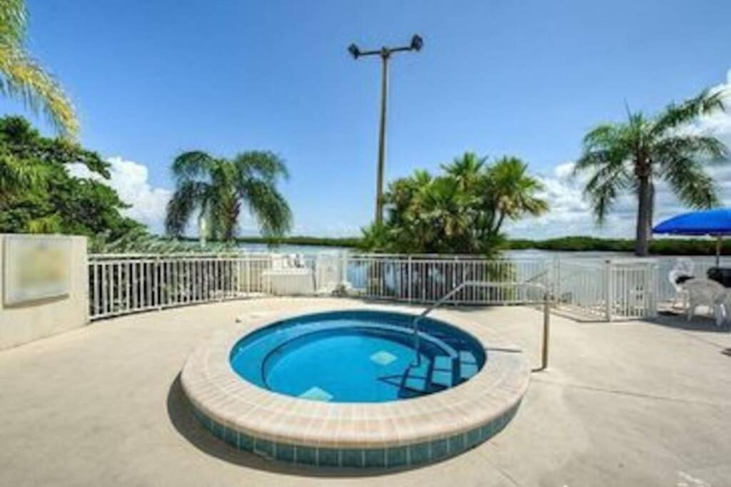 Sea Breeze, Studio 510, Beach Steps Away!+Pool+Wifi รัสกิน ภายนอก รูปภาพ